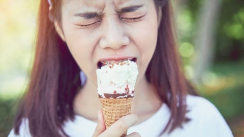 آلام الأسنان: ما السبب وراء الألم عند تناول المثلجات والمشروبات الباردة؟