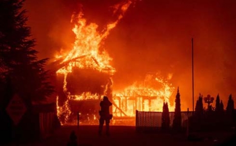 ارتفاع حصيلة قتلى حرائق كاليفورنيا الأمريكية إلى 56 شخصاً