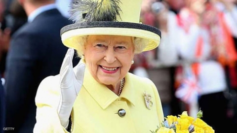 يد اصطناعية للملكة إليزابيث للتلويح للجمهور