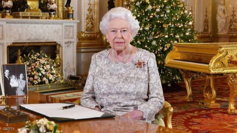 تعرف كيف تستخدم ملكة بريطانيا حقيبة يدها في إرسال إشارات سرية لطاقمها 
