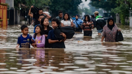 عشرات القتلى والجرحى والمفقودين في السيول الإندونيسية