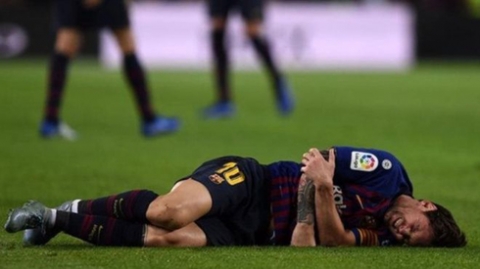 برشلونة يفوز على اشبيلية وميسي يخرج مصابا بكسر في ذراعه