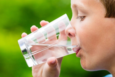 بهذه الخطوات ستساعد طفلك على شرب المزيد من الماء