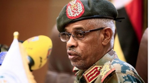من هو وزير الدفاع السوداني عوض محمد أحمد بن عوف الذي أصبح نائبا للرئيس عمر البشير؟