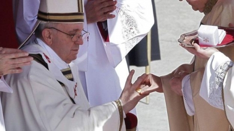لماذا منع البابا فرانسيس بعض الناس من تقبيل خاتمه؟
