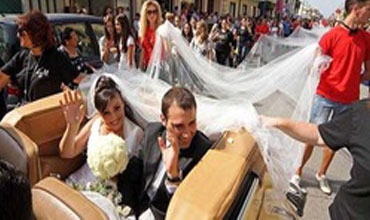 بريطانية تدخل موسوعة جينيس بطرحة فستان زفافها
