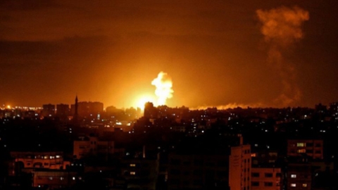 إسرائيل تقصف مجمعًا عسكريًّا وقطعًا بحرية لحماس في غزة‎