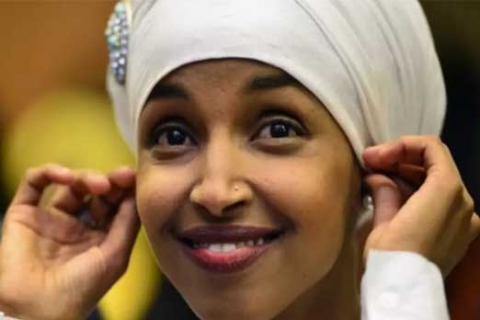 من هي إلهان عمر أول عضوة في الكونغرس ترتدي الحجاب؟