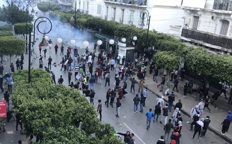 السلطات الجزائرية: المحتجون أصابوا 27 عنصر أمن ودمروا عربات للشرطة