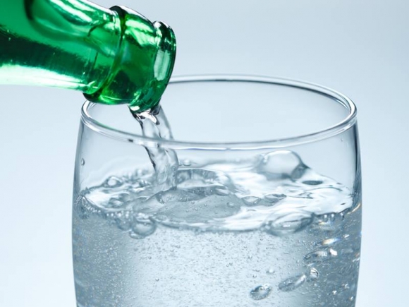 هذا ما يحصل في جسمك عند شرب كوب من المياه الغازية!