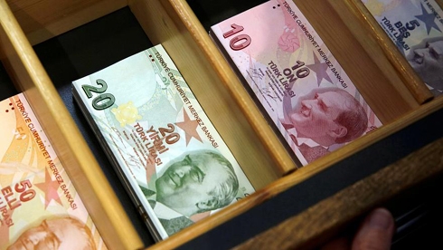 أكبر هبوط لليرة التركية أمام الدولار الامريكي