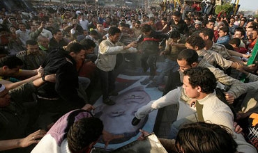 محاكمة مبارك في القاهرة يوم الاربعاء ومحتجون يتشككون في ذلك