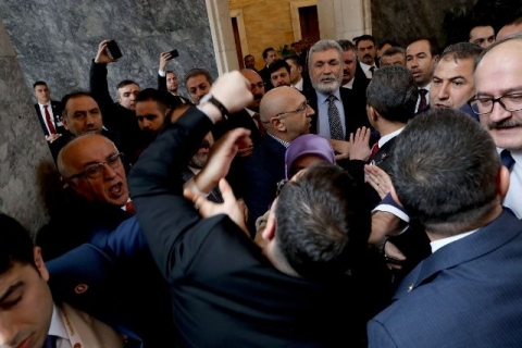 شجار عنيف وتشابك بالأيدي في البرلمان التركي
