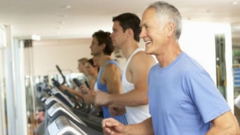 ما هي فوائد ممارسة التمارين الرياضية أثناء يوم العمل؟