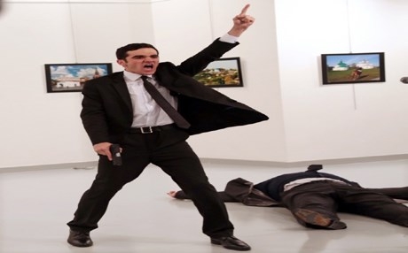صورة قاتل سفير روسيا بتركيا تفوز بجائزة دولية 
