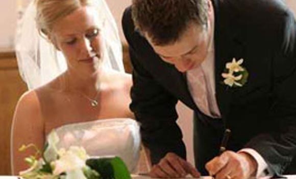 قاضية تزوج العروس من الشاهد على زواجها بدلا من العريس!