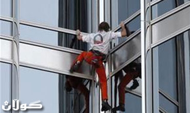 الرجل العنكبوت يتسلق أعلى مبنى في العالم في دبي