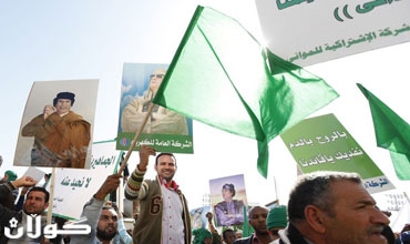 القذافي يتعهد بالبقاء ويحذر حلف الاطلسي من 