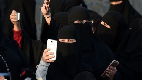 إخطار النساء في السعودية بالطلاق عن طريق رسالة نصية على الهاتف
