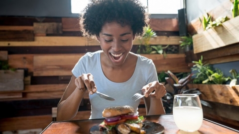 ثمانية أسباب قد تجعلك تستمتع بتناول طعامك وحدك