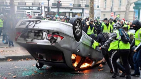 نيران في الشانزليزيه.. معارك كر وفر بين المحتجين وقوات الشرطة في قلب باريس