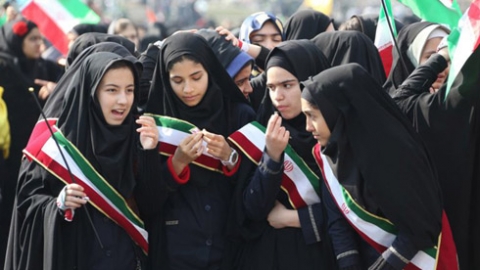 البرلمان الإيراني يرفض حظر زواج القاصرات دون الـ13 عامًا