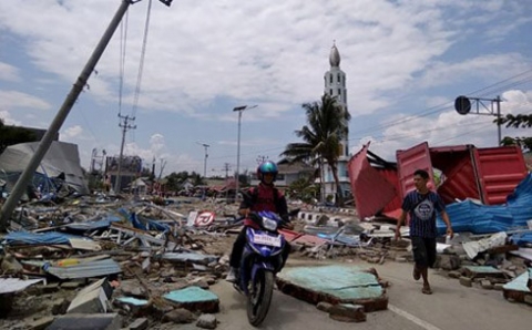 إندونيسيا.. مصرع 48 شخصاً بزلزال عنيف في جزيرة سولاويسي