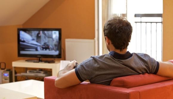 التلفزيون: كيف يسهم قضاء وقت أقل أمام الشاشة في تقليل خطر الوفاة؟