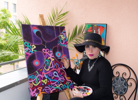 الفنانة التشكيلية اميرة الونداوي: لوحاتي مليئة  بالرموز، التي تكشف معانيها وما اريد قوله بقليل من التدقيق