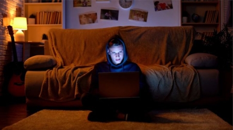 أولاد البيض في أمريكا: كيف أثر التطرف على الإنترنت في عقولهم؟