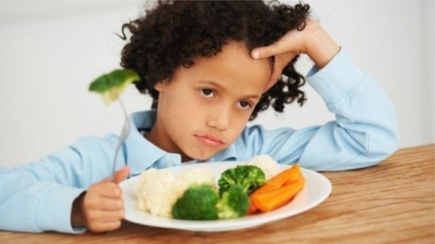 كيف نساعد أطفالنا على تناول الأطعمة الصحية؟