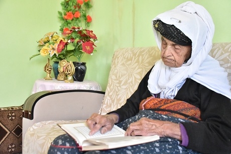 مُسنة كوردية عمرها 105 أعوام تواظب على الصيام والصلاة وقراءة القرآن