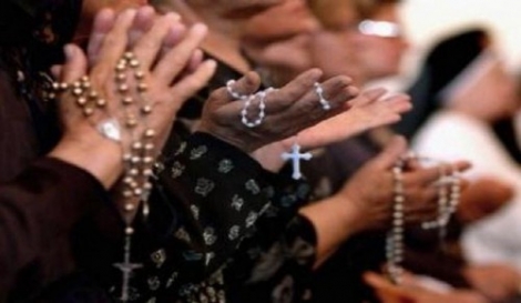 بعد خمس سنوات.. المسيحيون يقيمون أول قداس في دير الزور السورية 
