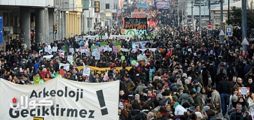 Police clash with protesters in Turkey