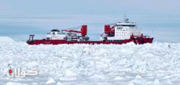 Trapped Chinese vessel 'breaks through Antarctic ice'