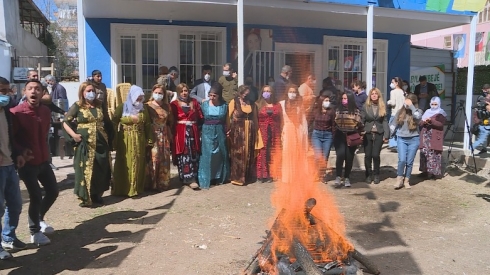 Yekem agirê Newrozê li Diyarbekirê hat pêxistin