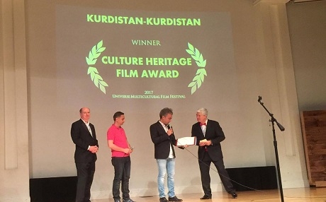 Derhênerê Kurd xelata fîlma xwe bo Kemal Kurkut diyarî kir