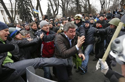 Ukraine protesters seize Yanukovich's compound in Kiev