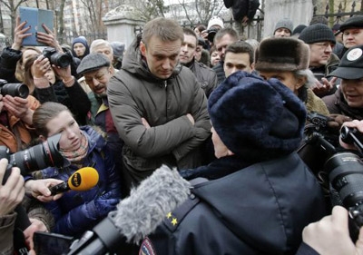 Russian investigators want Putin foe Navalny under house arrest