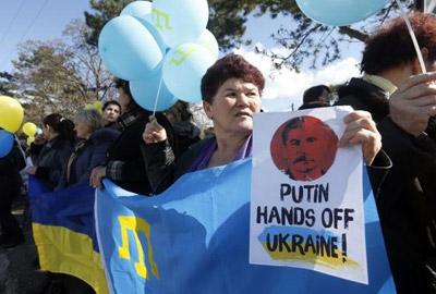 Russia rebuffs West on Crimea amid Paris talks
