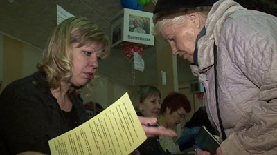 Ukraine crisis: Pro-Russians flock to Crimea vote