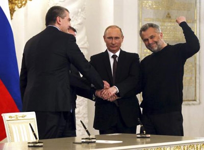 Putin signs Crimea treaty, will not seize other Ukraine regions