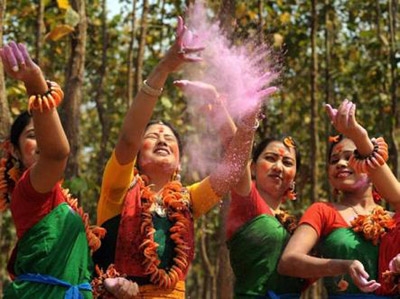 Indians splash colours in Hindu spring festival