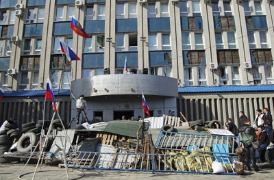 Separatists build barricades in east Ukraine, Kiev warns of force
