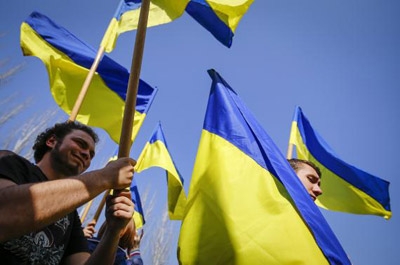  Three dead in east Ukraine, Putin warns of 'abyss'