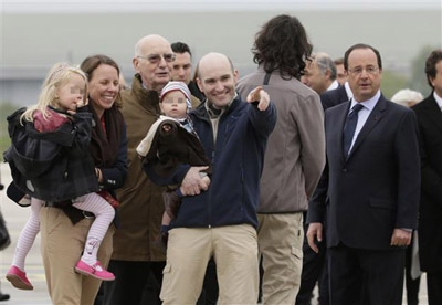 Freed French journalists arrive home after Syria ordeal