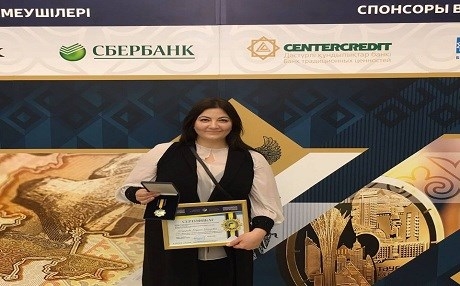 Bankera kurd Narîn Nadirova li Qazaxistanê hat xelatkirin