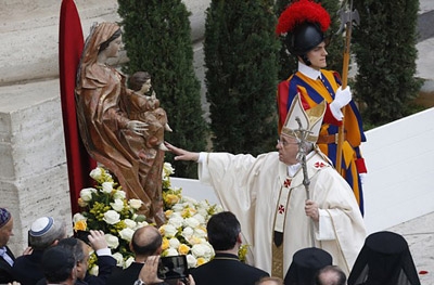 Thousands attend dual canonisation at Vatican