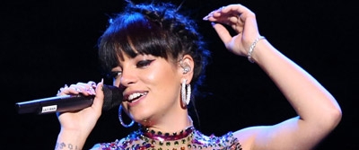 Lily Allen Mocks Beyonce, Has A Bucket Of Water Thrown At Her During 'Drunk In Love'