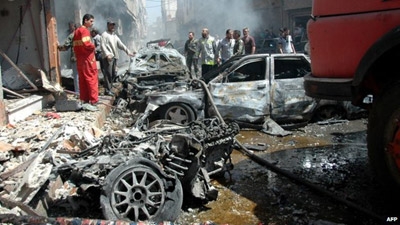 Syria conflict: Dozens die in explosions in Homs